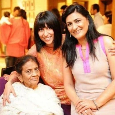 saba-hameed-daughter-and-mother